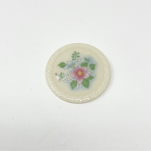 Vintage Avon Round Floral Brooch Pin Ceramic/Porcelain - Picture 2 of 5